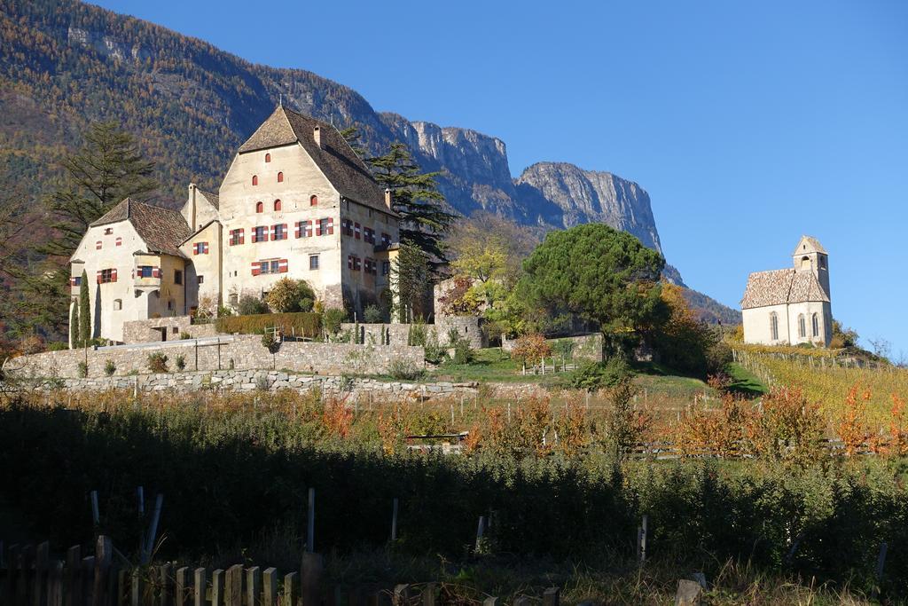 Schloss-Hof Eppan an der Weinstraße Buitenkant foto