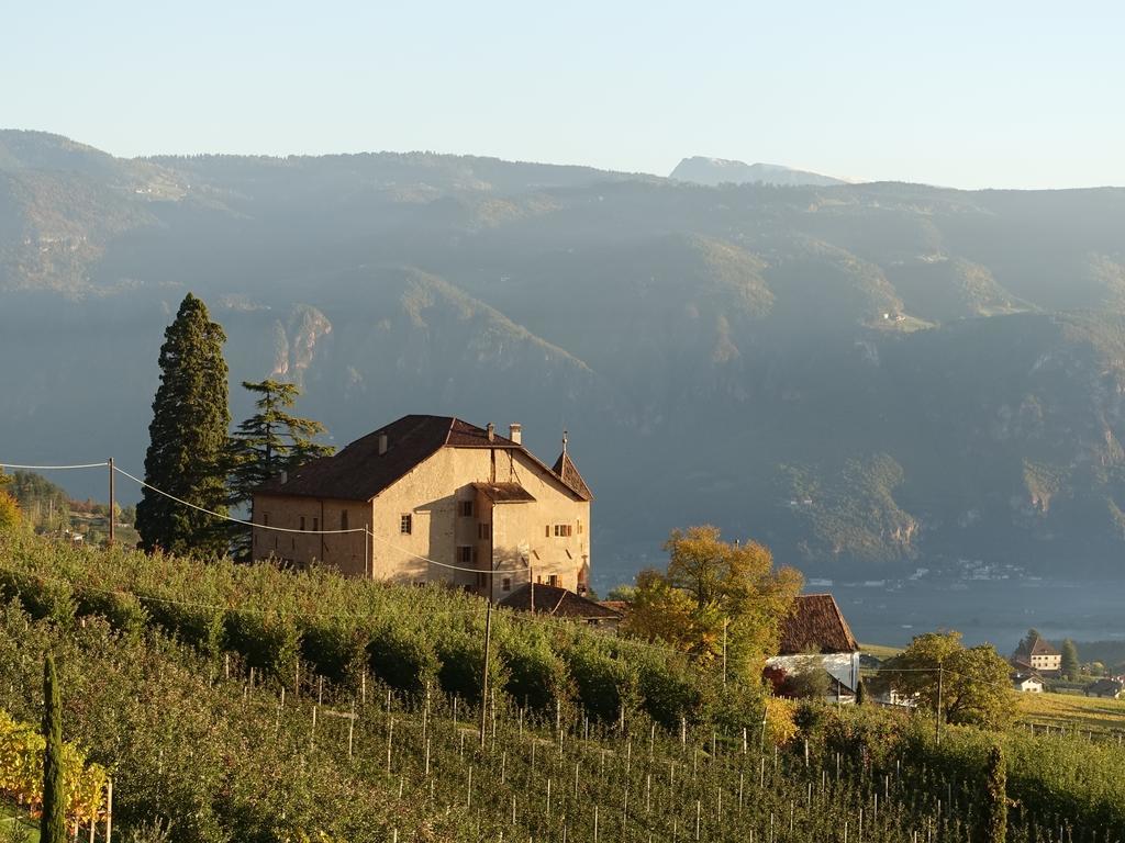 Schloss-Hof Eppan an der Weinstraße Buitenkant foto