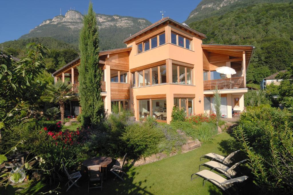 Schloss-Hof Eppan an der Weinstraße Buitenkant foto