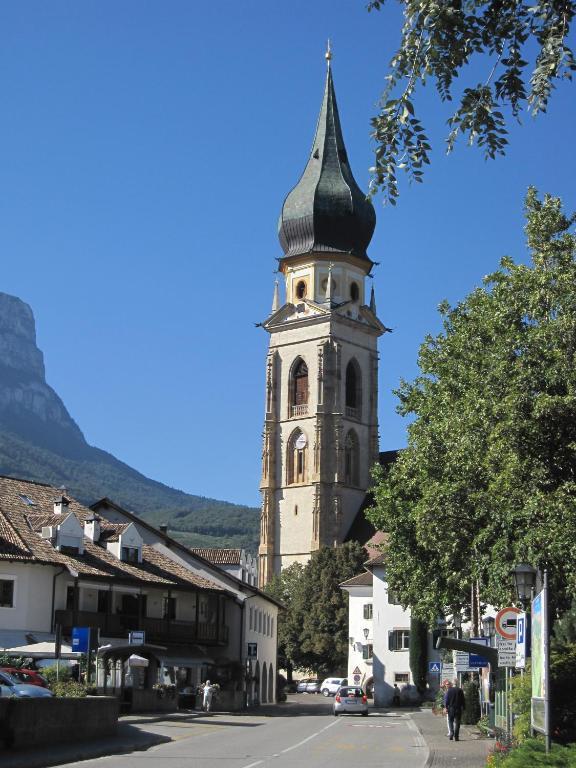 Schloss-Hof Eppan an der Weinstraße Buitenkant foto