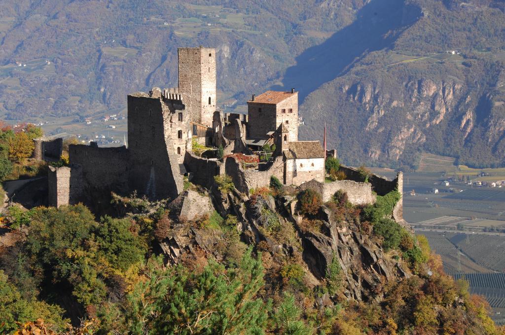 Schloss-Hof Eppan an der Weinstraße Buitenkant foto