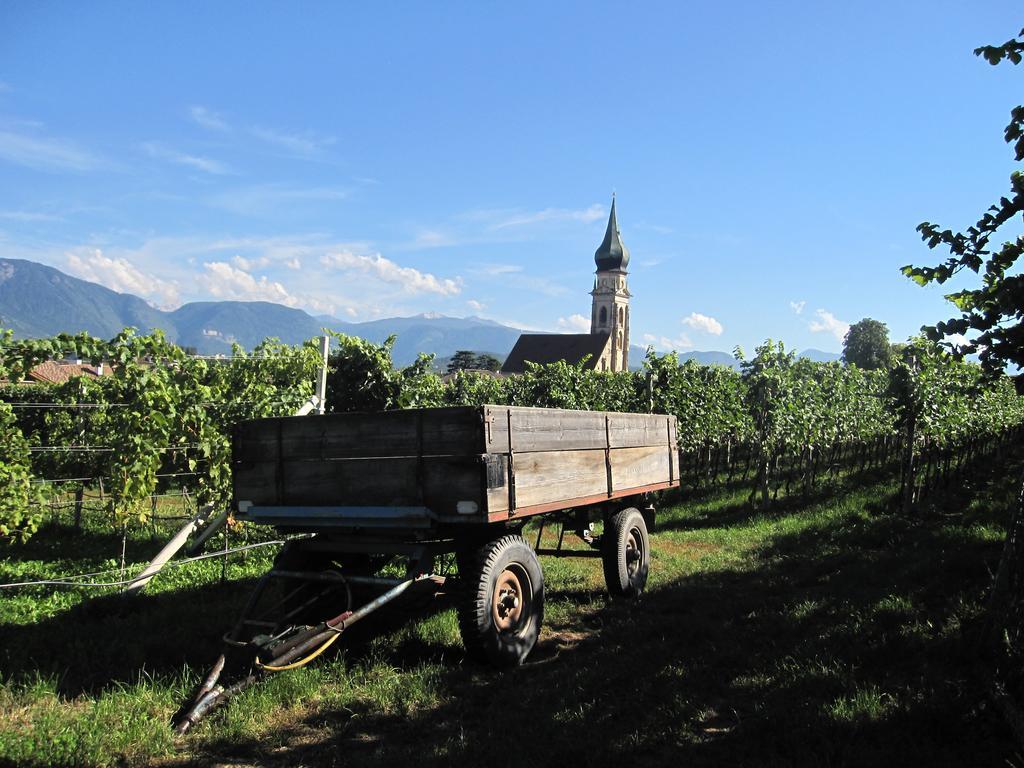 Schloss-Hof Eppan an der Weinstraße Buitenkant foto