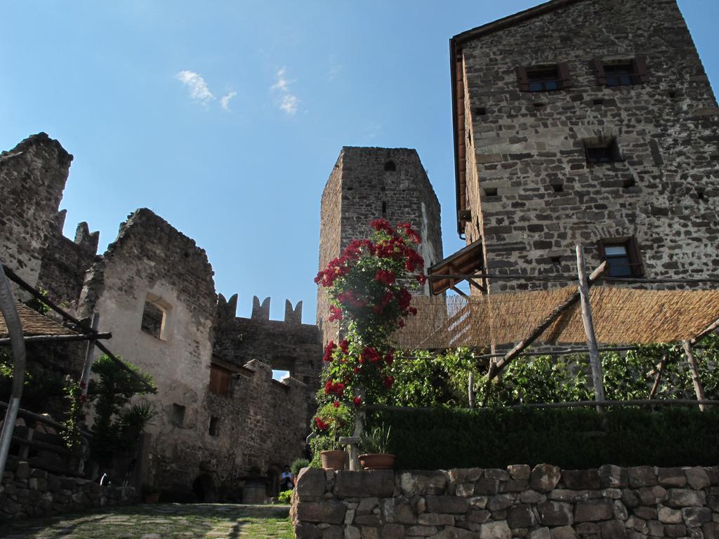 Schloss-Hof Eppan an der Weinstraße Buitenkant foto